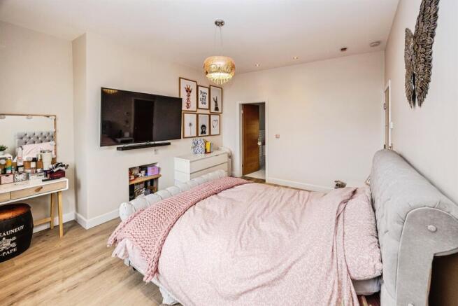 4 bed Link Detached House for sale Image 12