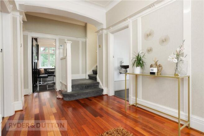 5 bed Detached for sale Image 7
