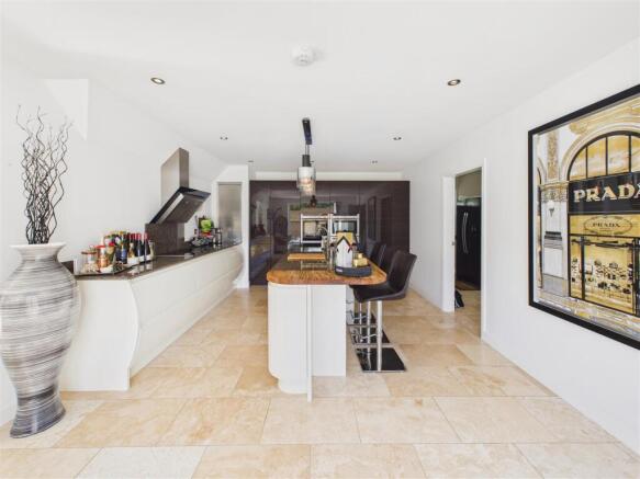 4 bed Detached for sale Image 7