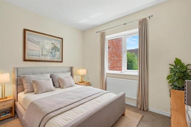 Wharton Crescent, Beeston photo 4