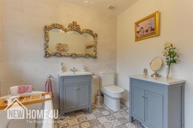 FAMILY BATHROOM: