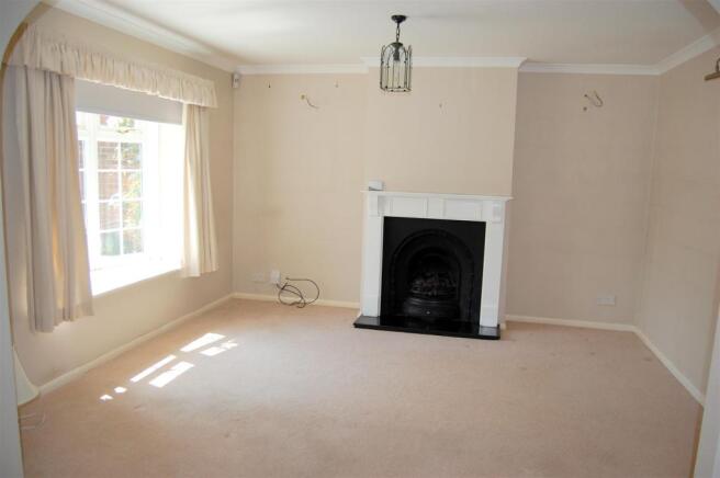 LIVING/DINING ROOM