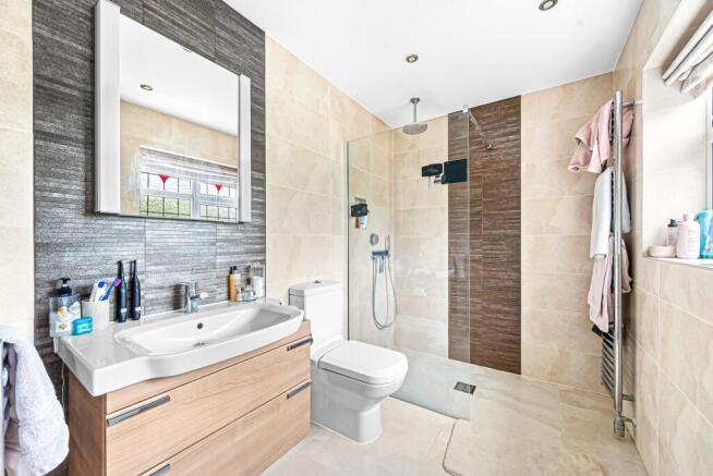 5 bed Detached for sale Image 11