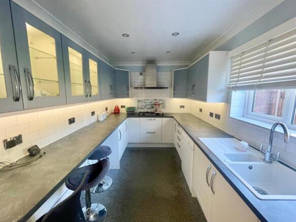 Kitchen 2.jpg