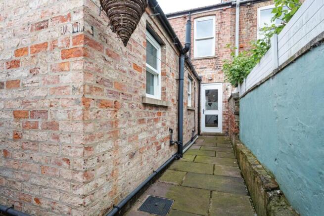 2 bed Terraced to rent Image 9