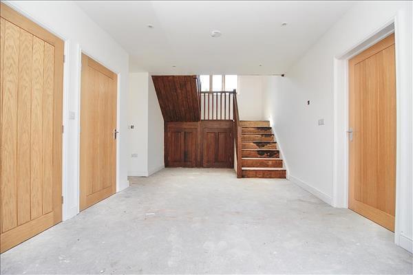 Spacious Galleried L
