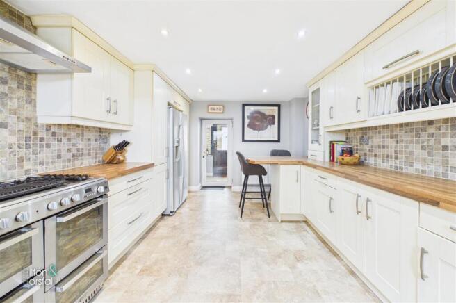 4 bed Semi-Detached for sale Image 12