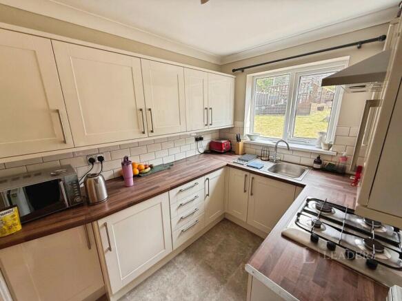 3 bed Semi-Detached to rent Image 2