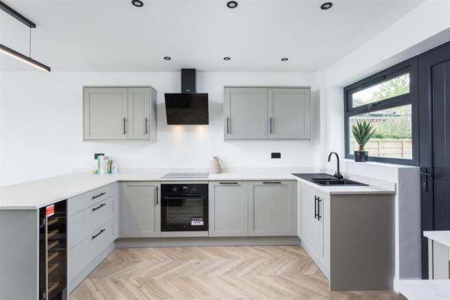 10, Tredgold Close, Leeds photo 4