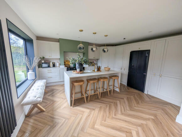 5 bed Detached for sale Image 9
