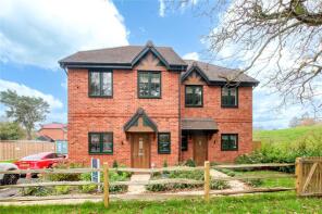 Lyndhurst, London Road, Binfield, Bracknell RG42 4BS