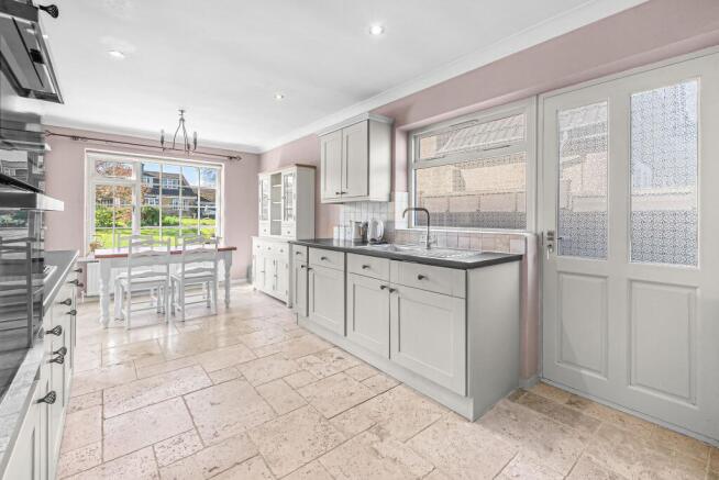 4 bed Detached for sale Image 5