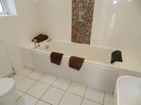 EN SUITE BATHROOM