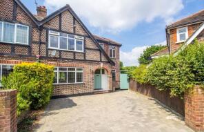 39, Hampton Court Avenue, East Molesey KT8 0BG