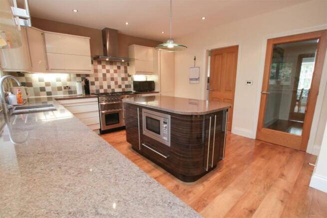 OPEN PLAN LIVING/ DINING/ KITCHEN