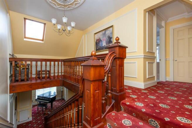 4 bed House for sale Image 10
