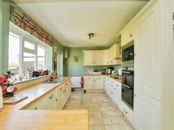 4 bed Detached for sale Image 8