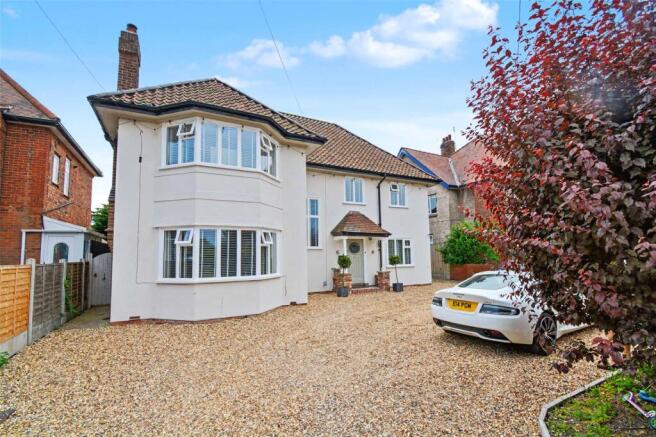 5 bed Detached for sale Image 9