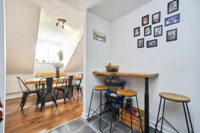 2 bed Flat for sale Image 5