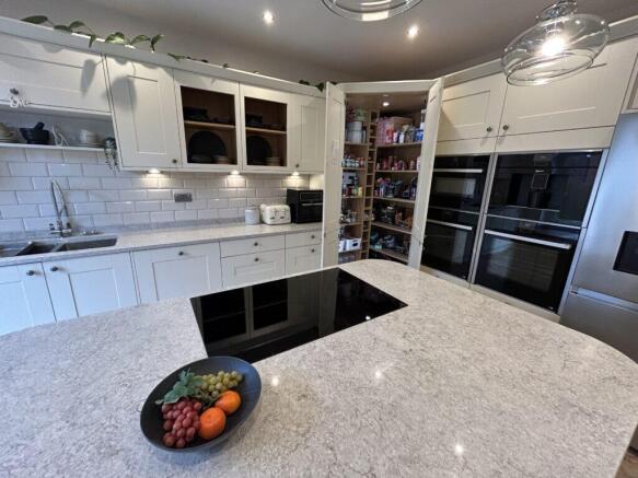 4 bed Detached for sale Image 8