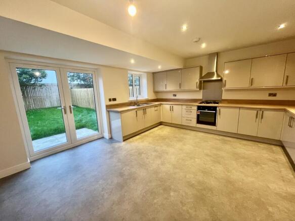 4 bed Semi-Detached to rent Image 5