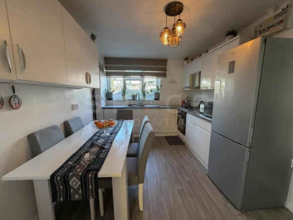 3 Bedroom 2 Reception property in Edgware HA8 photo 5