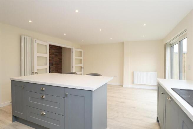 4 bed Semi-Detached for sale Image 5