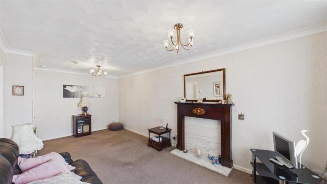 Lounge & Dining Area