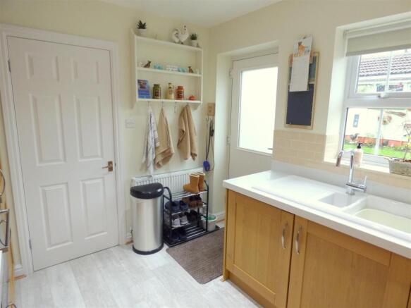 KITCHEN2.JPG
