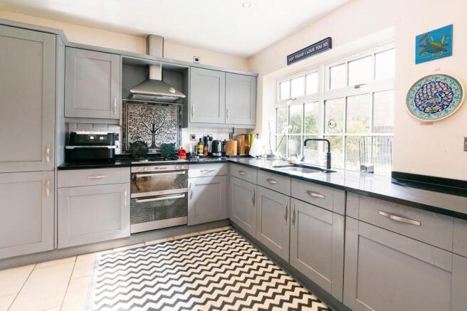 5 bed Detached for sale Image 4