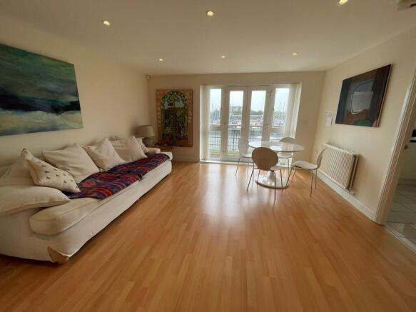 Flat 21 County Wh...