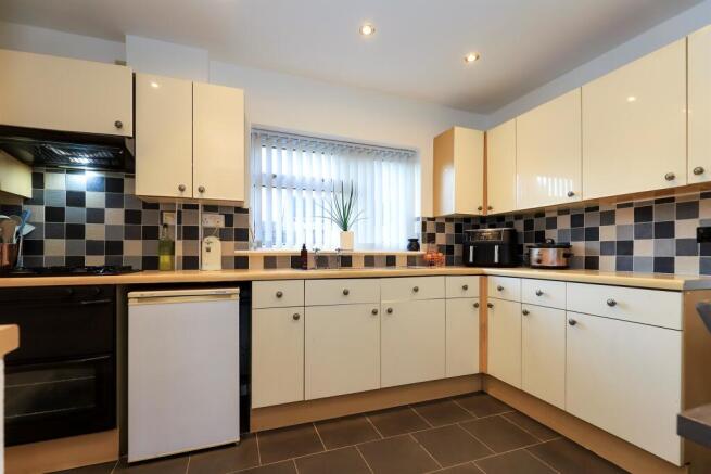 Lewis Avenue, Eastfield, Wolverhampton photo 5