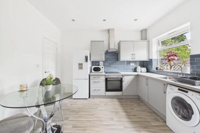 2 bed Terraced to rent Image 4