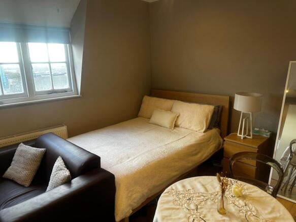 Bright, neatly presented double bedroom with a ...