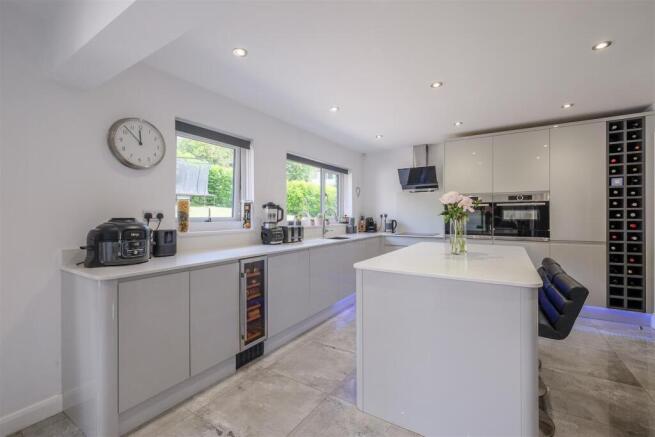 5 bed Detached for sale Image 9