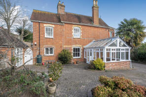 Meadowbank House, Petworth Road, Wisborough Green RH14 0BJ