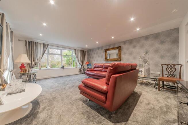 LIVING ROOM:
