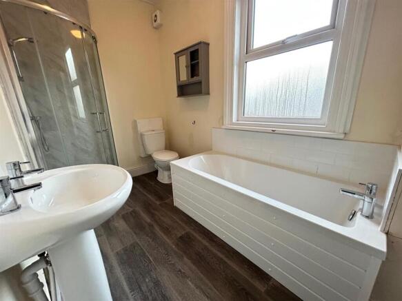 2 bed Terraced to rent Image 4
