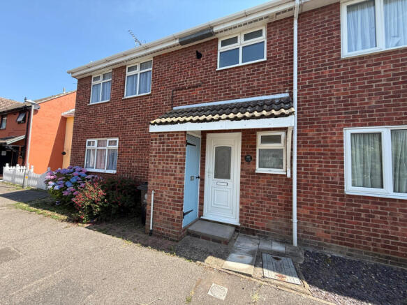 3 bed terraced house to rent Dahlia Close, Clacto