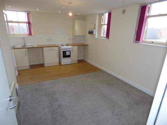 23 Stanbhope Street loungekitchen.JPG