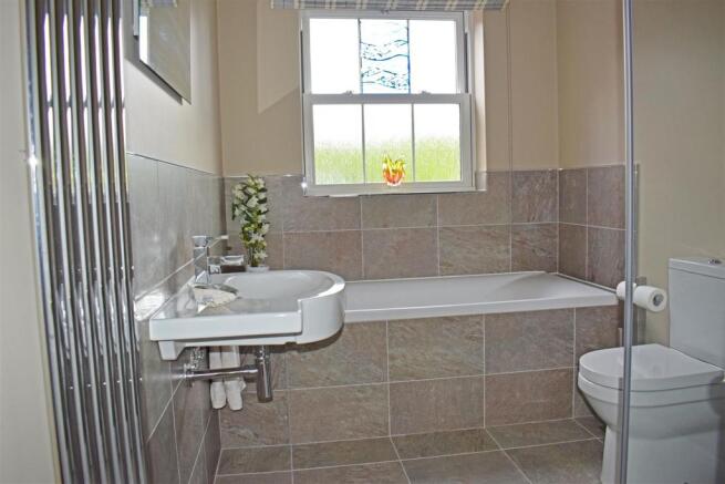 15 Clive Road, bathroom.jpg