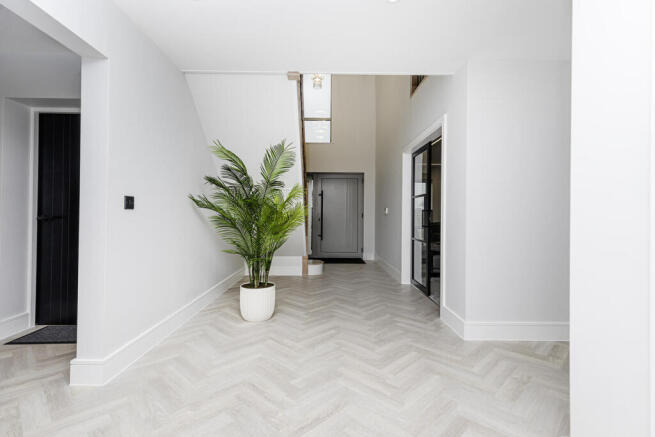 5 bed Detached for sale Image 9