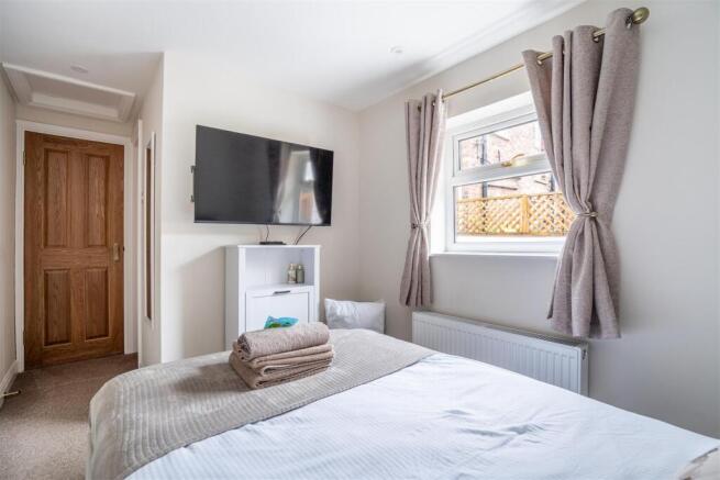 4 bed Terraced to rent Image 10