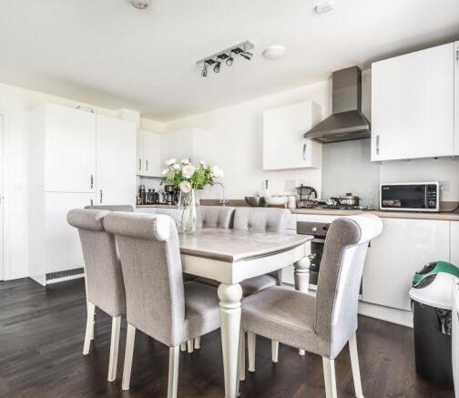 29 Pondecroft, Aylesbury, Buckinghamshire, HP18 0FS photo 4