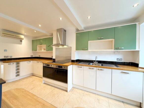4 bed Detached to rent Image 9