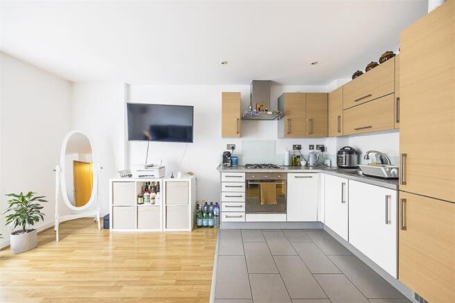 Queen Mary Avenue, E18