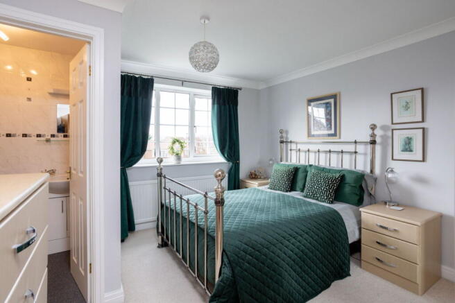 4 bed Detached for sale Image 9