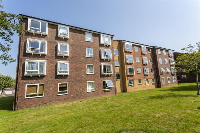 flat-Frobisher-Court-station-approach-cheam-115.jp