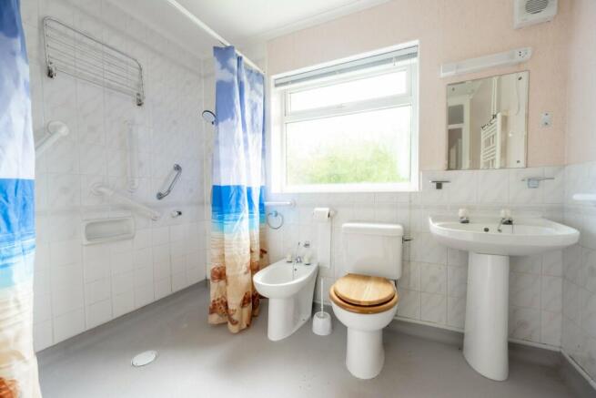 Main Bathroom 