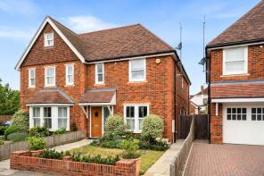 4a, Warwick Close, Hampton TW12 2TY